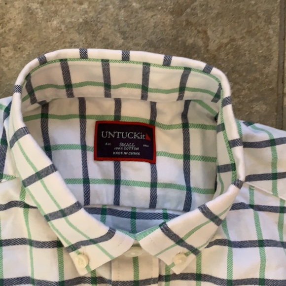 Untuckit short sleeve shirt. Size medium - Picture 2 of 3